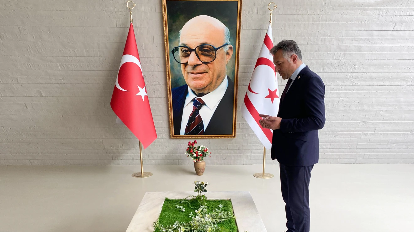 Rektör Aksoy’dan Denktaş ve Dr. Küçük’ün mezarlarına ziyaret
